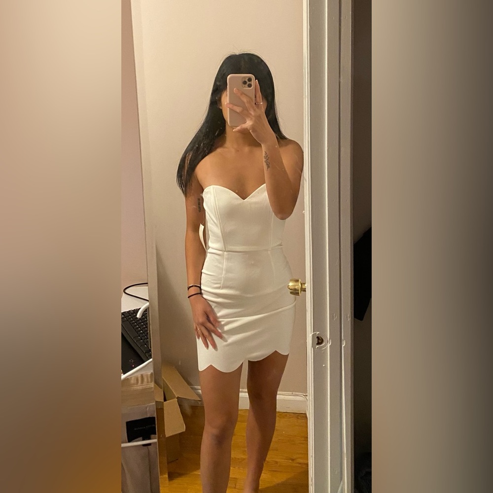 Tobi white Scalloped Strapless Dress size Medium